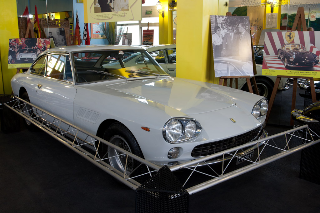 Ferrari 330 GT 2+2   - Maranello Rosso