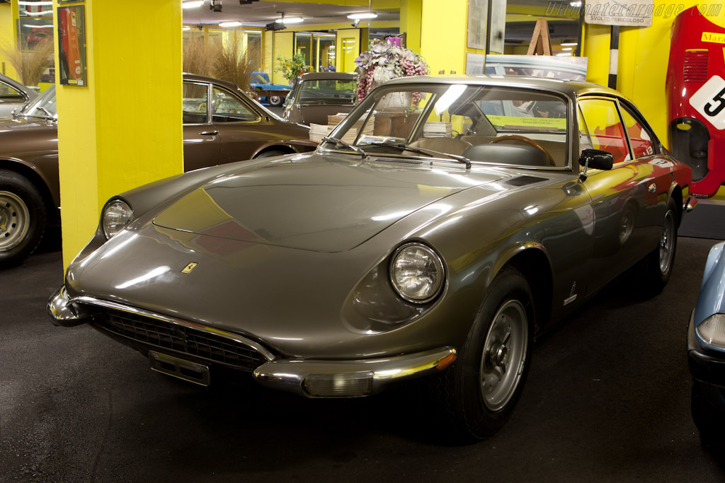 Ferrari 365 GT 2+2   - Maranello Rosso