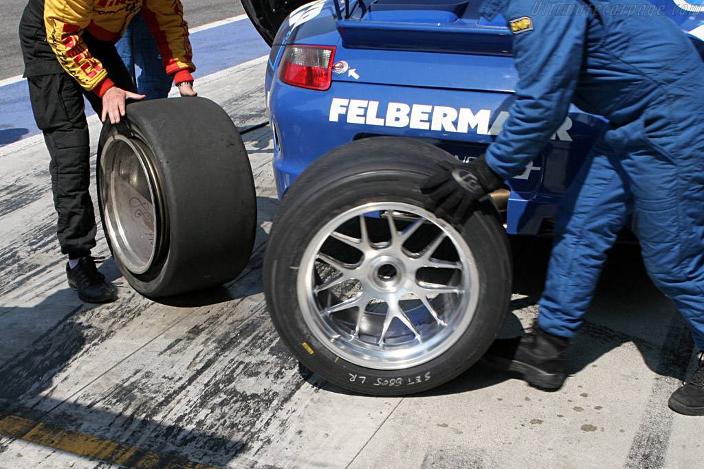 Flat tire - Chassis: WP0ZZZ99Z7S799911 - Entrant: Team Felbermayr-Proton - 2007 Le Mans Series Monza 1000 km