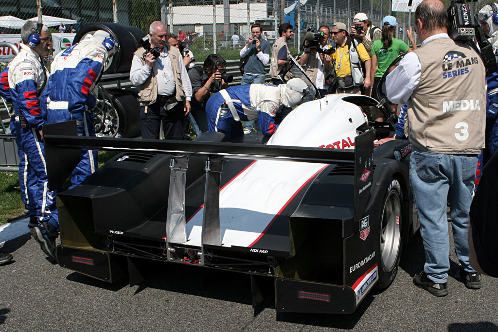 Papparazzi in action - Chassis: 908-02 - Entrant: Peugeot Sport Total - 2007 Le Mans Series Monza 1000 km