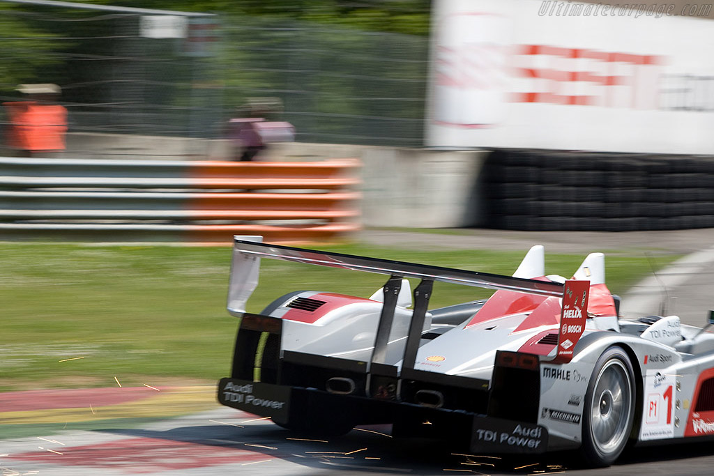 McNish sends the sparks flying - Chassis: 204  - 2008 Le Mans Series Monza 1000 km