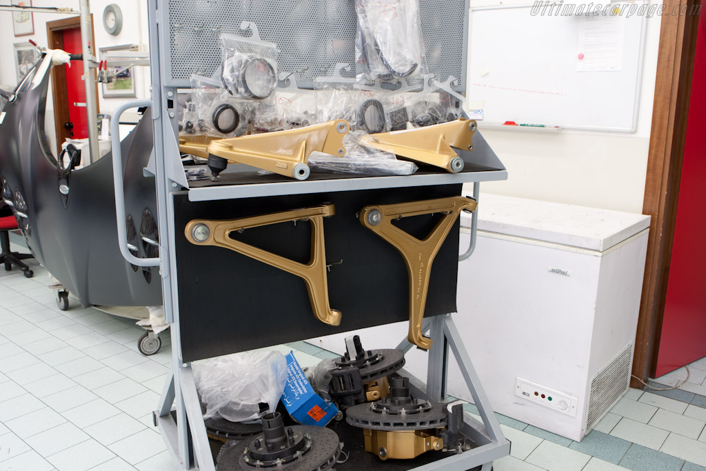 Suspension components   - Horacio Pagani and his dream in carbon-fibre