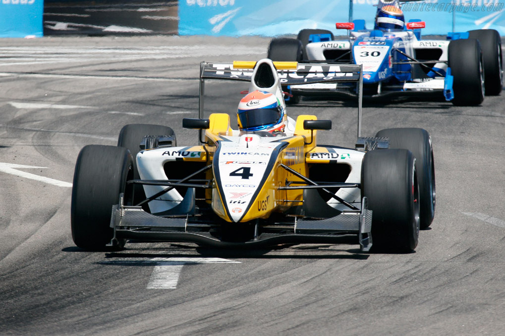 Campus Hull followed close by Muermans   - 2007 WTCC - Circuito da Boavista