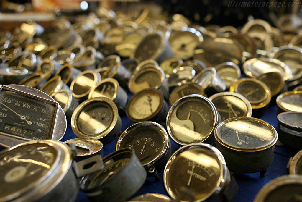 A sea of clocks   - 2007 Retromobile