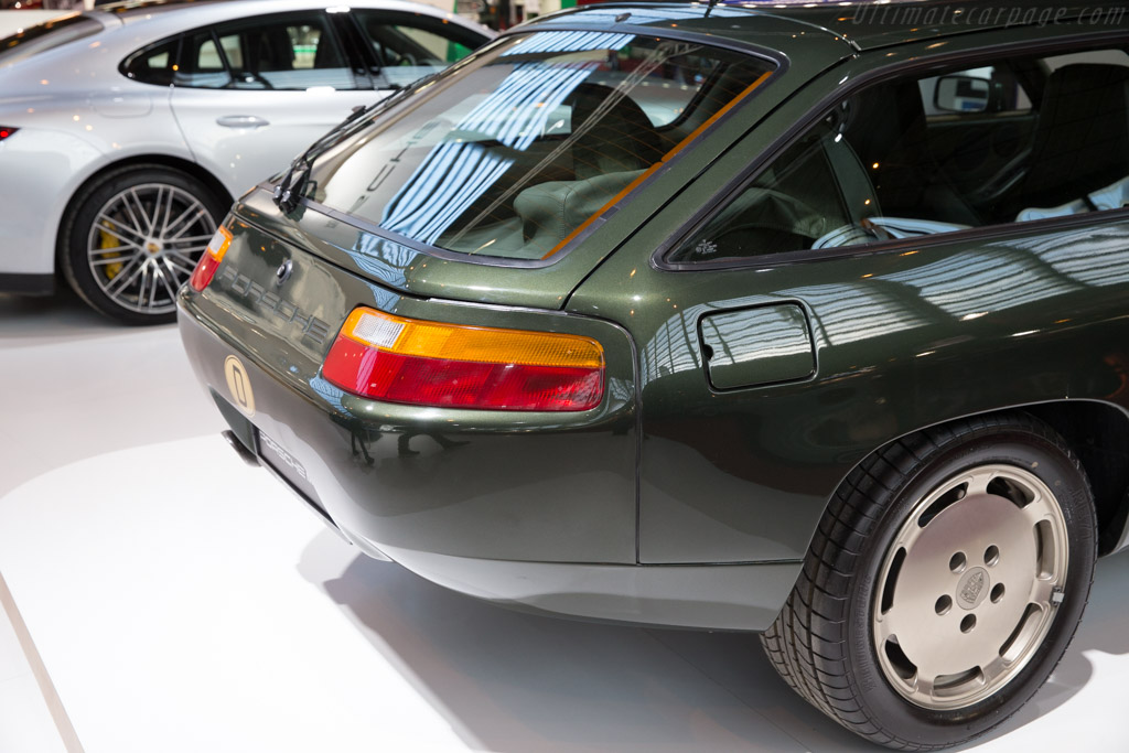 Porsche 928-4 Shooting Brake  - Entrant: Porsche Classic - 2017 Retromobile