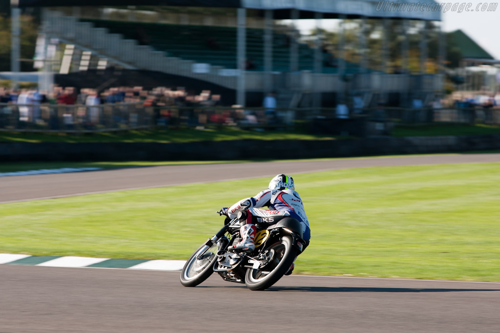 Norton Manx (Jeremy McWilliams)   - 2010 Goodwood Revival