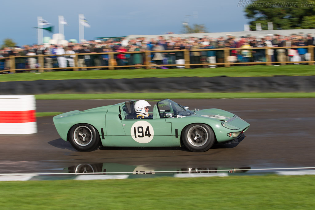 Ford GT40 Roadster - Chassis: GT/111 - Entrant / Driver Rui Silva Macedo - 2017 Goodwood Revival