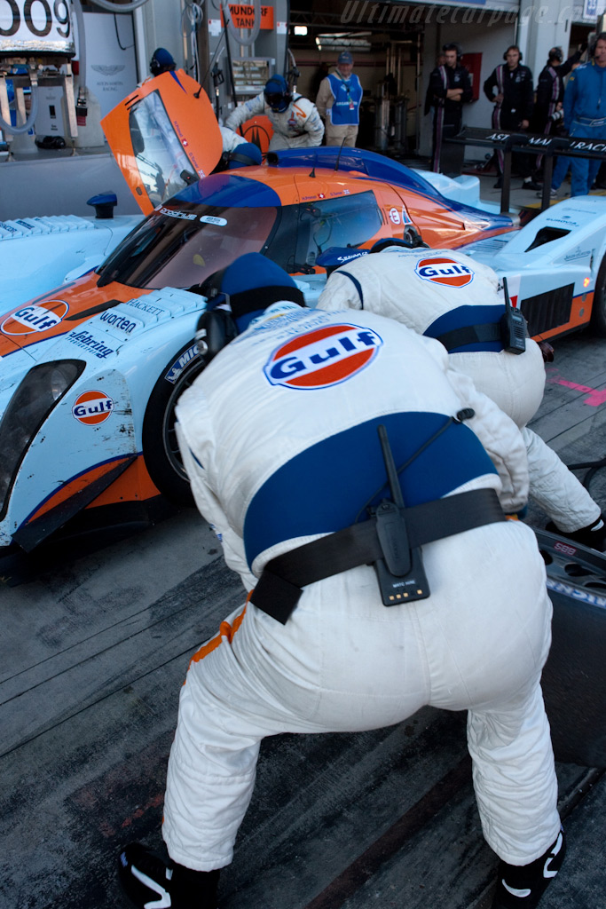 Just two mechanics at any one time - Chassis: B0960-HU01S  - 2009 Le Mans Series Nurburgring 1000 km