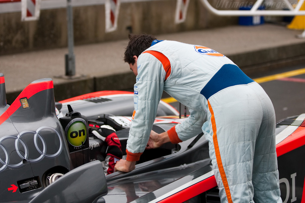 Stuart Hall 'instructs' Andy Meyrick - Chassis: 201  - 2009 Le Mans Series Nurburgring 1000 km