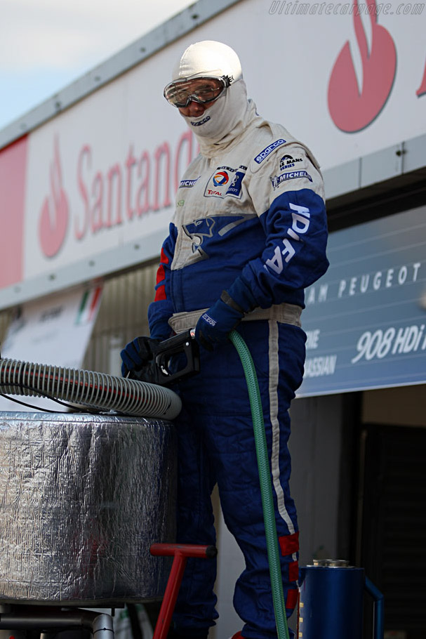Filling the filler   - 2007 Le Mans Series Silverstone 1000 km