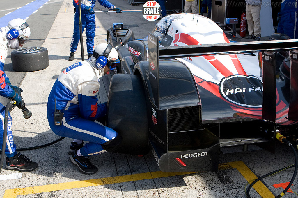 #7's engine cover on the #8 - Chassis: 908-03  - 2008 Le Mans Series Silverstone 1000 km