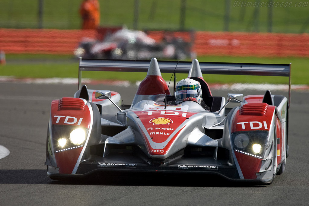 McNish ahead of Minassian - Chassis: 201  - 2008 Le Mans Series Silverstone 1000 km