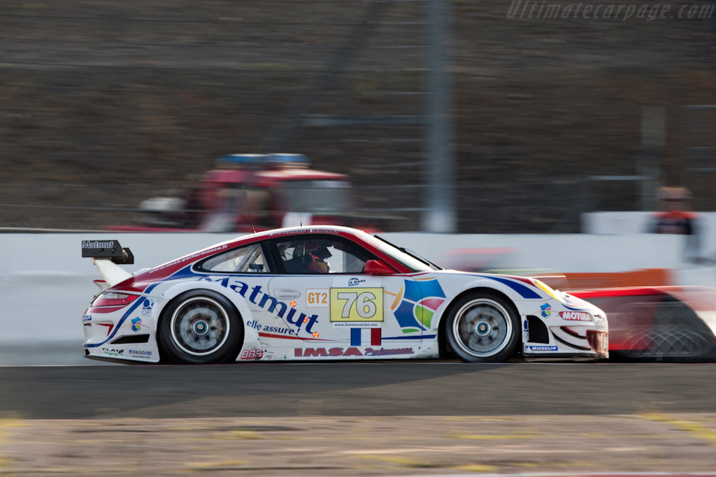 Audi flies by Porsche - Chassis: WP0ZZZ99Z9S799915  - 2009 Le Mans Series Silverstone 1000 km