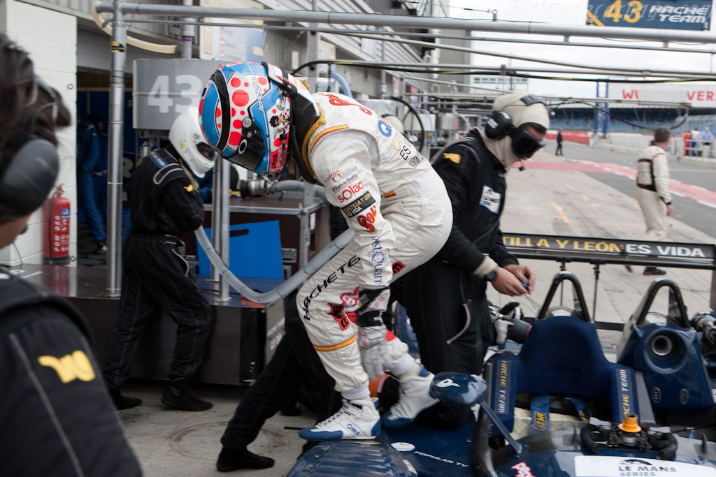 Carmen Jorda jumps out - Chassis: 165  - 2009 Le Mans Series Silverstone 1000 km