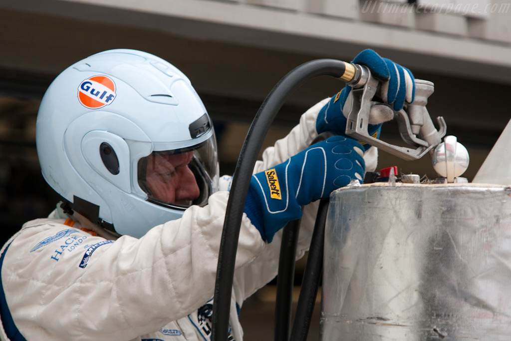 Filling up the tank   - 2009 Le Mans Series Silverstone 1000 km