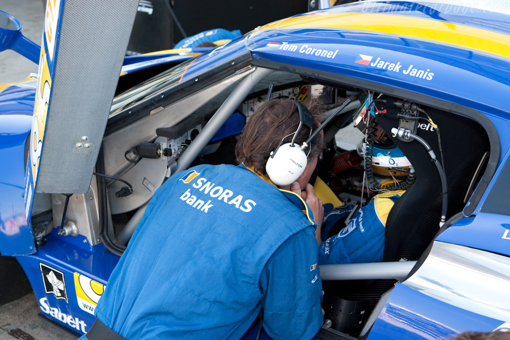 Jarek Janis receives instructions - Chassis: XL9AB01G37Z363190  - 2009 Le Mans Series Silverstone 1000 km