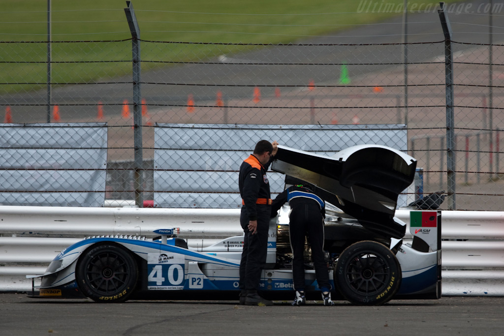 Pla tries to fix his Ginetta-Zytek - Chassis: 09S-05  - 2009 Le Mans Series Silverstone 1000 km
