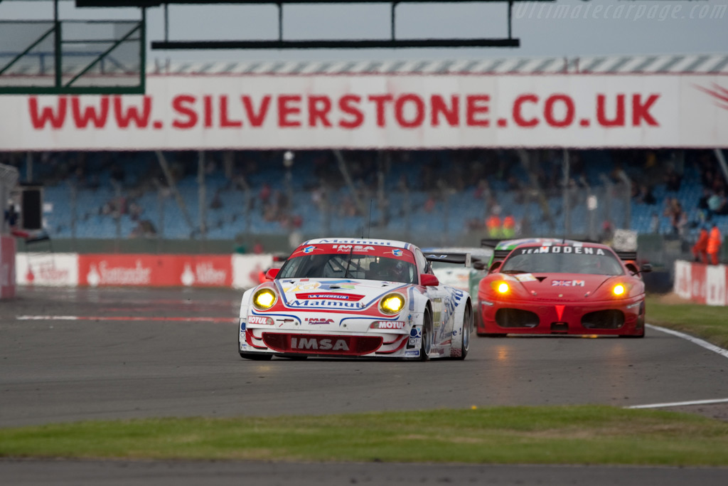 The GT2 leaders after one lap - Chassis: WP0ZZZ99Z9S799915  - 2009 Le Mans Series Silverstone 1000 km
