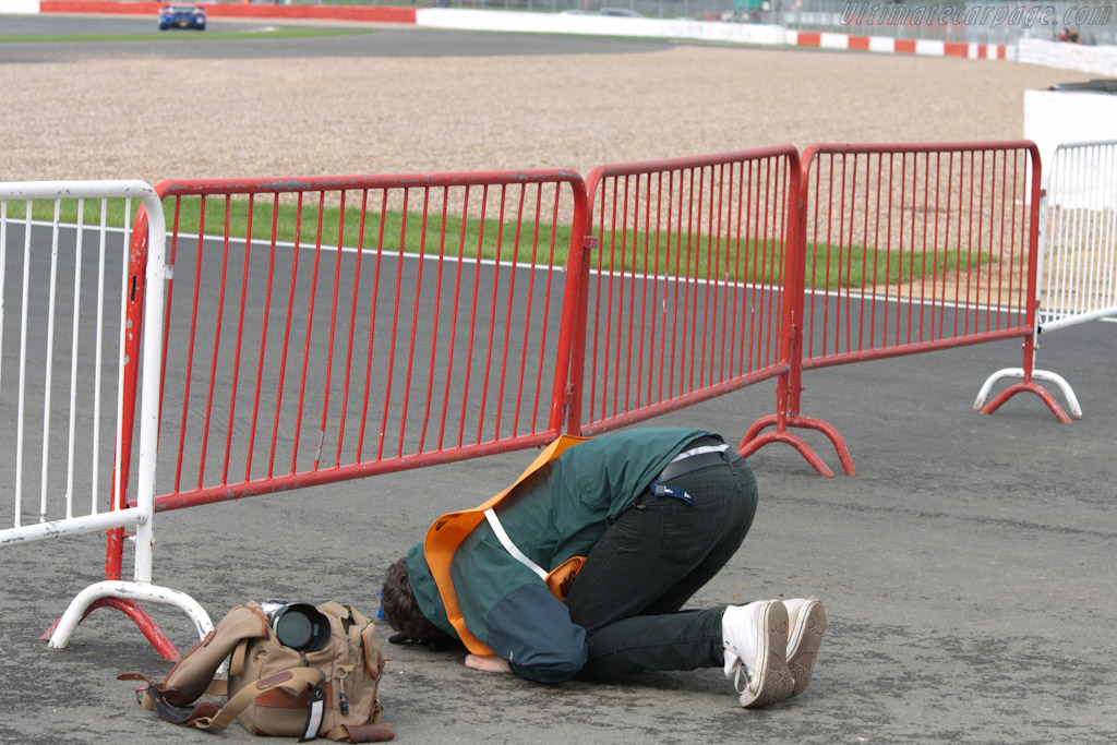 An artist at work??   - 2010 Le Mans Series Silverstone 1000 km (ILMC)