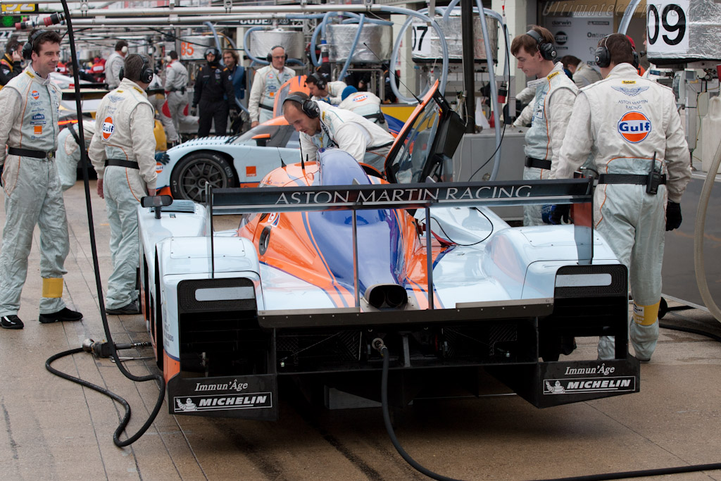 Aston Martin Racing stop   - 2010 Le Mans Series Silverstone 1000 km (ILMC)
