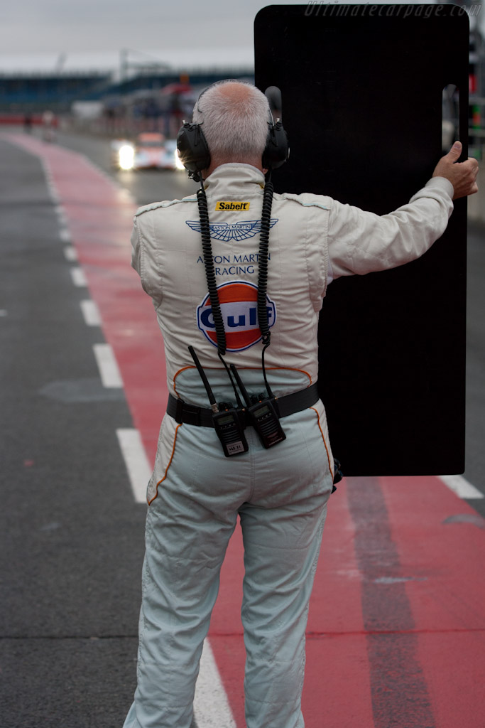 Aston Martin Racing stop   - 2010 Le Mans Series Silverstone 1000 km (ILMC)