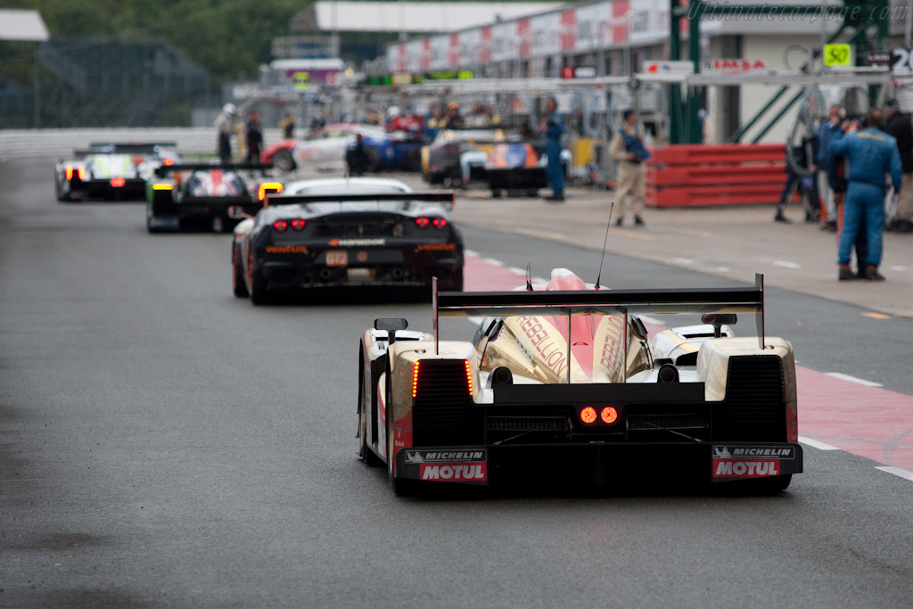 Busy pitlane - Chassis: B1060-HU01  - 2010 Le Mans Series Silverstone 1000 km (ILMC)