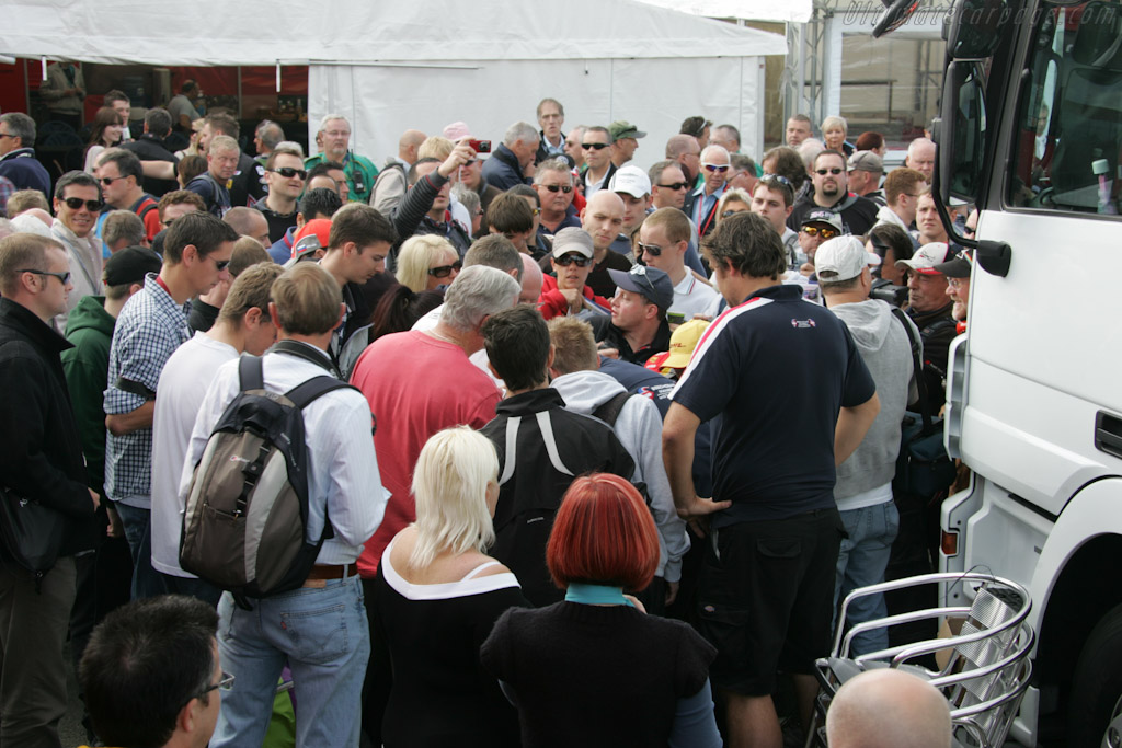 Nigel Mansell still attracts a crowd   - 2010 Le Mans Series Silverstone 1000 km (ILMC)