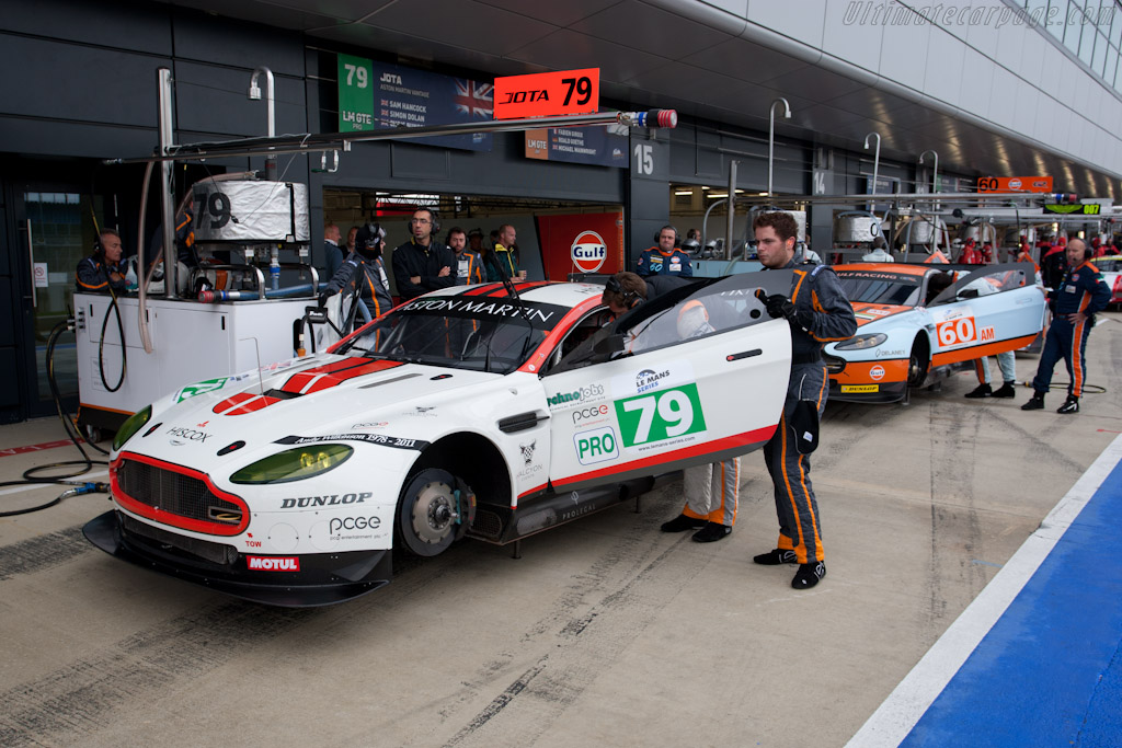 Astons - Chassis: GT2/008  - 2011 Le Mans Series 6 Hours of Silverstone (ILMC)