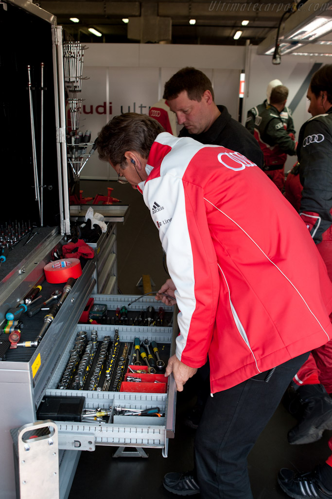 Even Ralf Juttner picked up a spanner   - 2011 Le Mans Series Spa 1000 km (ILMC)
