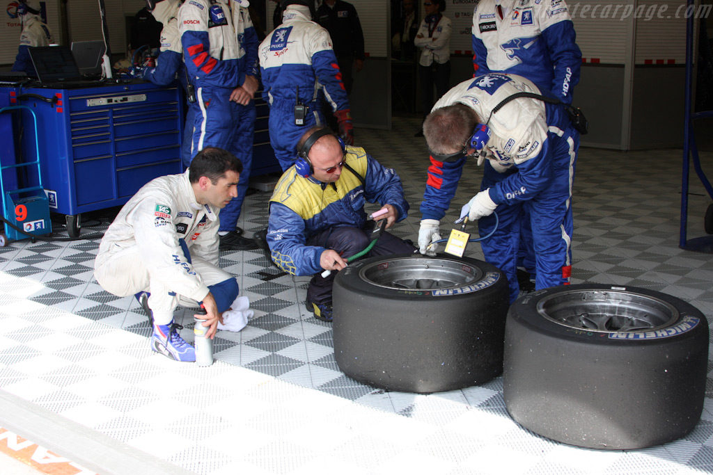 Marc Gene inspects his tires   - 2009 Le Mans Series Spa 1000 km