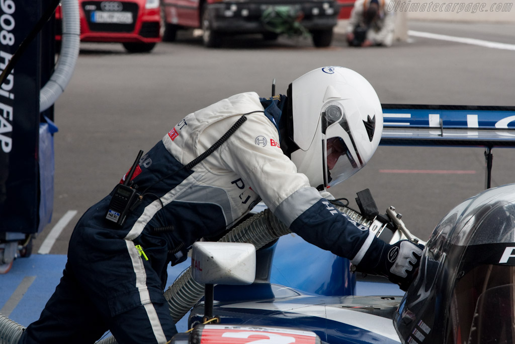 Filling up the car - Chassis: 908-07  - 2010 Le Mans Series Spa 1000 km
