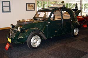Click here to open the Citroën 2CV Sahara gallery